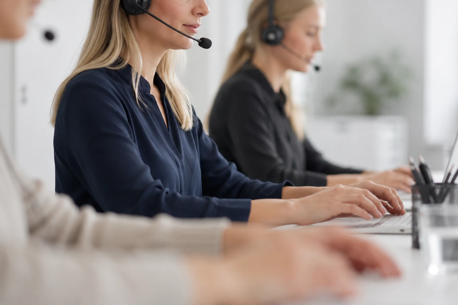 Customer service agent at a screen with a chat assistant