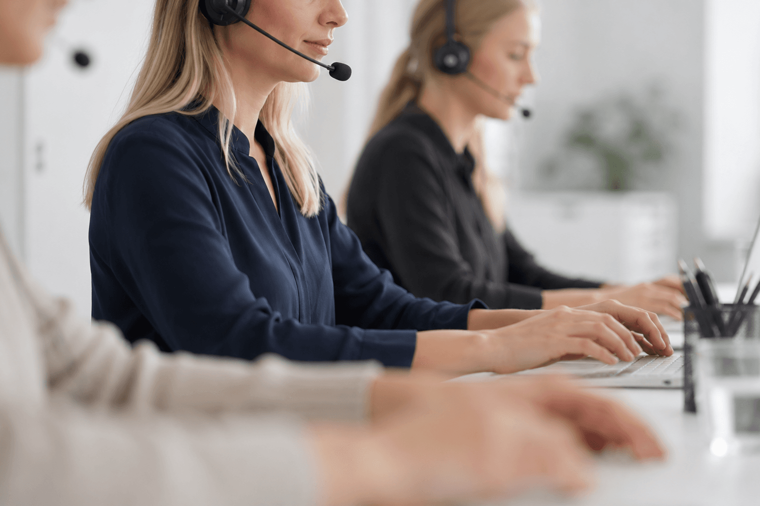 Kundeservicemedarbejder ved skærm med chat-assistent